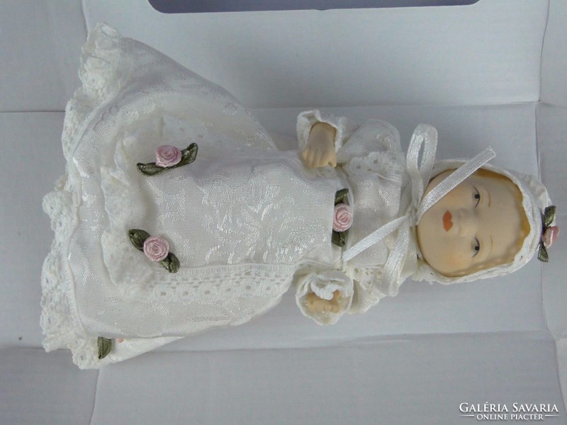 0F183 Gyönyörű öltöztetett porcelán kislány baba