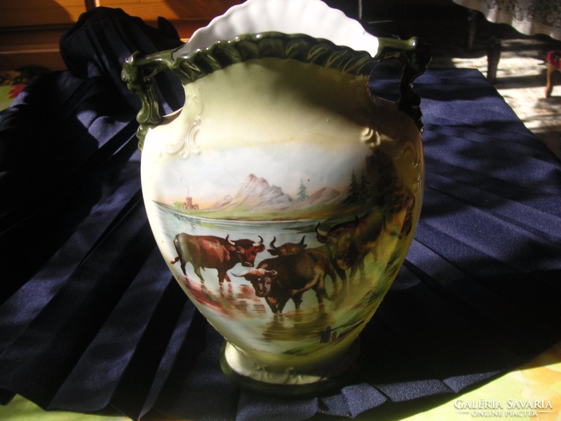 Victoria  Austria porcelánváza , kézzel festett  egyedi  , szignózva. 25 x  15 cm