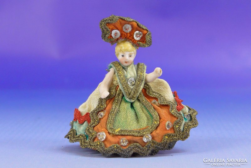 0F823 Antik miniatűr porcelán népviseletes baba