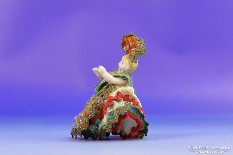 0F823 Antik miniatűr porcelán népviseletes baba