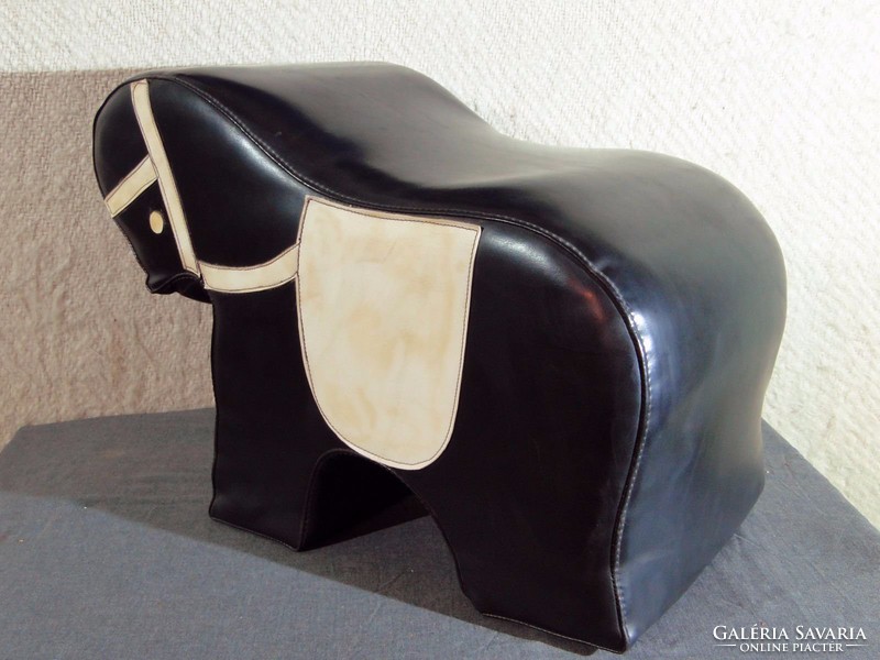 0C251 Schéner jellegű retro műbőr ló alakú puff