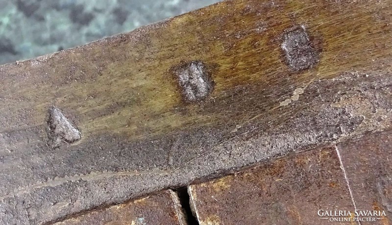 0F978 Antik menetvágó szerszám dobozában