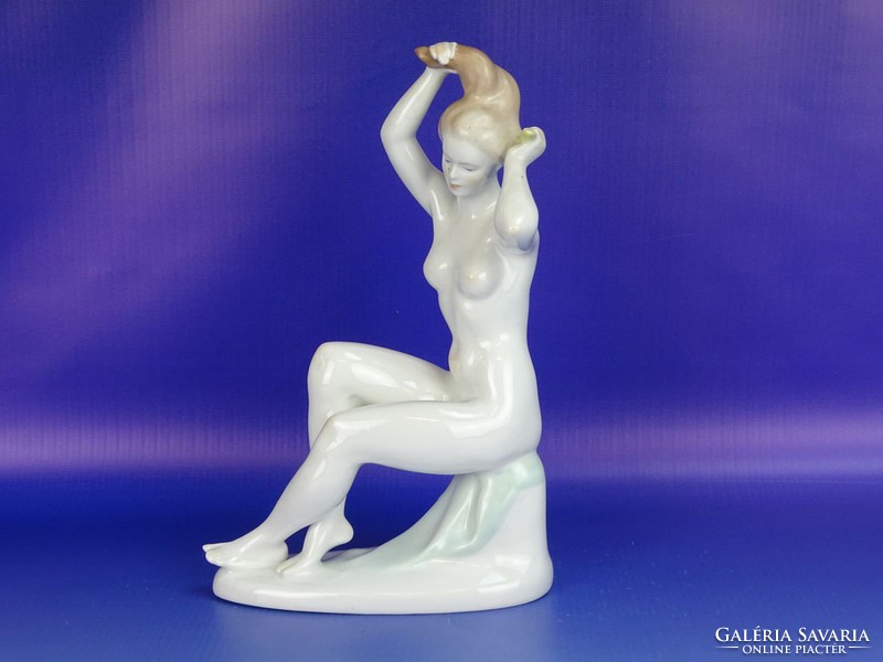 0H386 Régi Aquincum porcelán fésülködő akt szobor