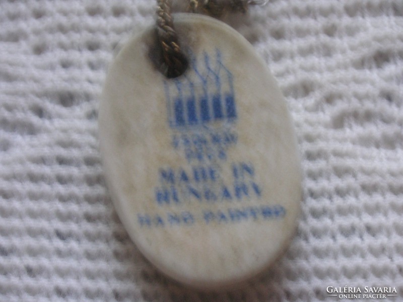 Zsolnay régi  porcelán medál  / 26 x 19 mm / , vérző szív ,  ezüst láncon / 65 cm