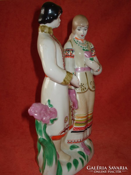 Orosz porcelán szerelmespár népviseletes figura
