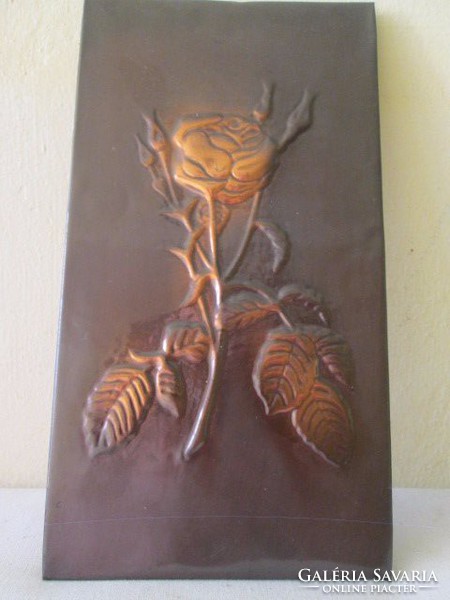 Élethű rózsa falidísz bronzból vagy rézből készült
