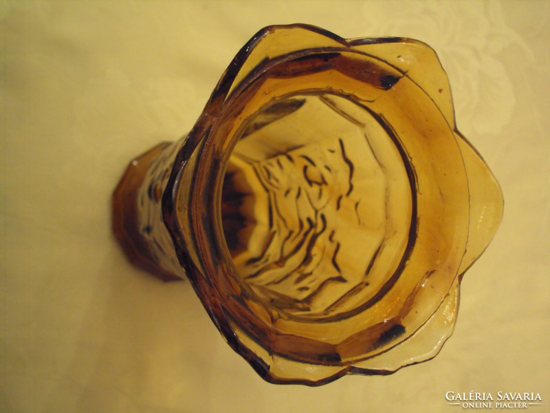 Mézborostyán színű üveg váza