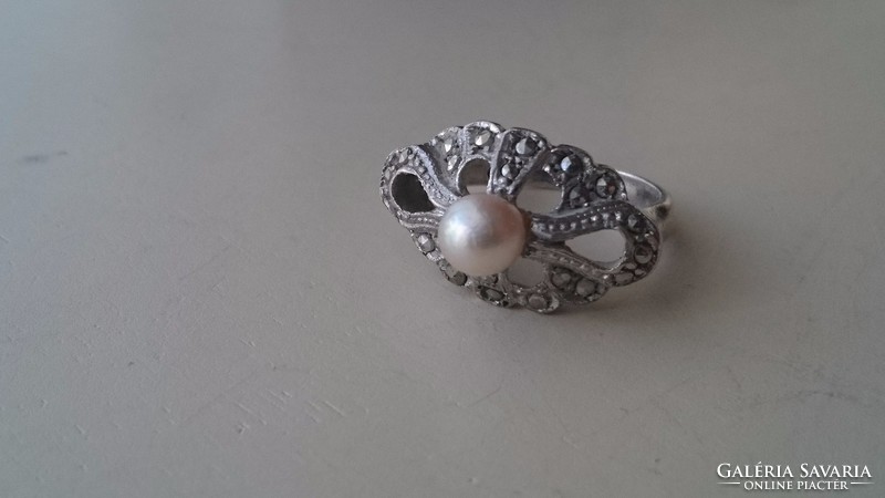 Gyönyörű ezüst gyűrű markazitokkal és édesvízi gyönggyel