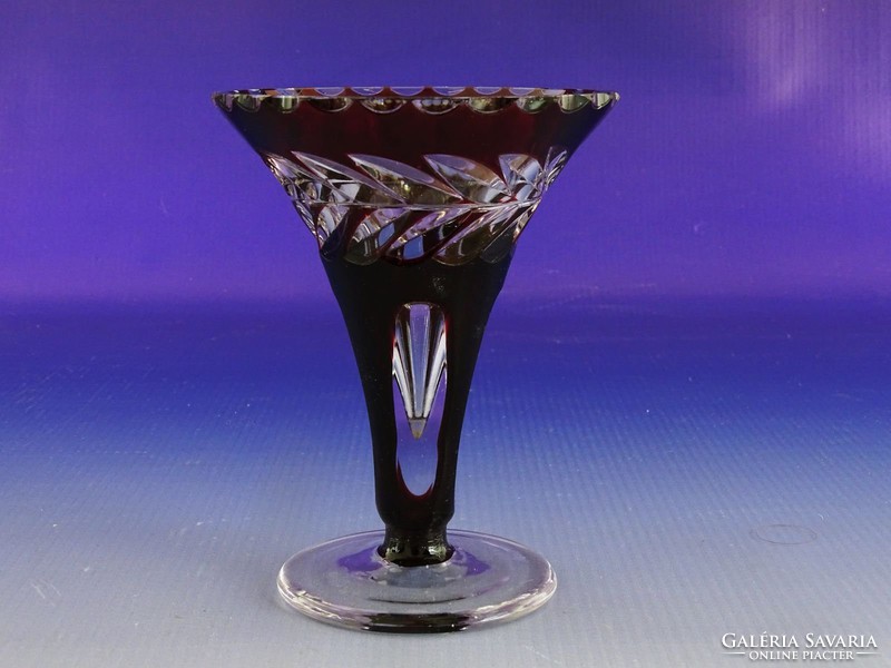 0H970 Bordóra színezett talpas üveg váza