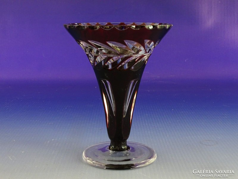 0H970 Bordóra színezett talpas üveg váza