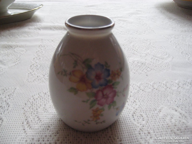 Porcelain vase, 7 x 9.5 cm