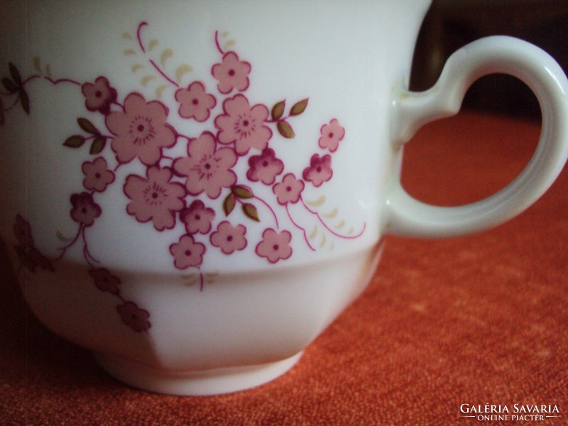 2 db.pink színű,virágmintás csésze és kancsó + 2 db alátét kistányér.