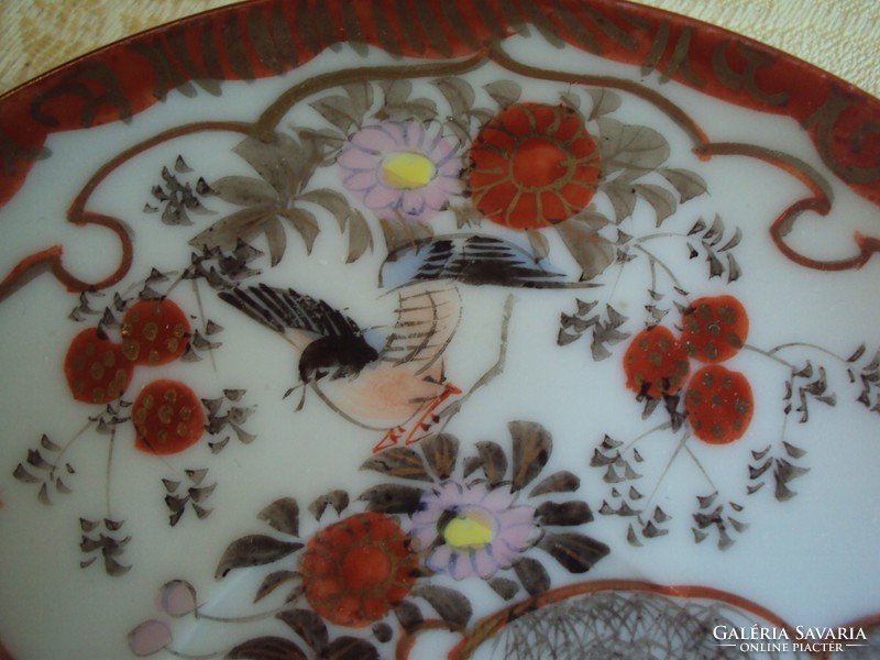 Original porcelain bowls decorated with split patterns and hand-contoured.