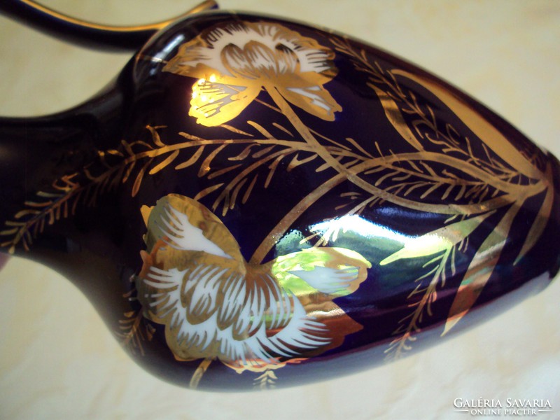 Kékesfekete üvegfényű (kobalt-arany) kézzel festett,Bavaria porcelán kancsó.(kézjegyes)