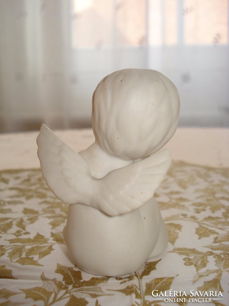 Üldögélő angyalka, porcelán karácsonyi dekoráció