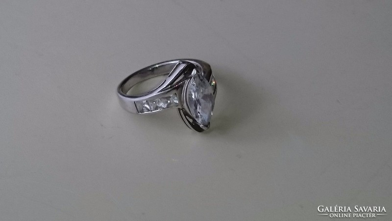 Gyönyörű, cirkonkövekkel diszitett ezüst gyűrű 