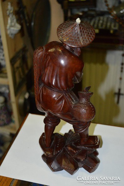Kínai fa faragott férfi figura
