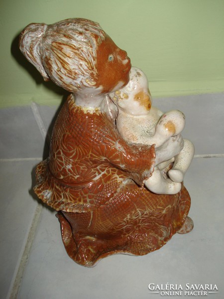 Illár Erzsébet kerámia figura: Anya gyermekével