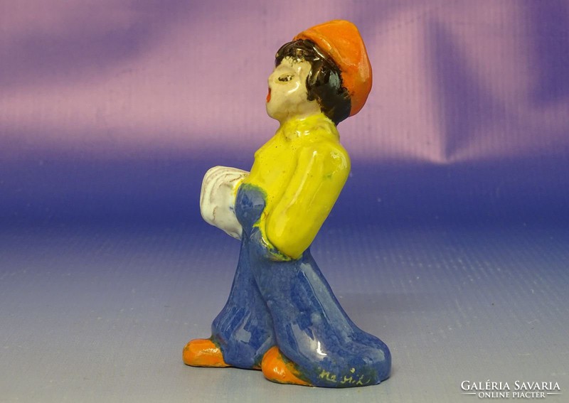 0I663 Régi jelzett kerámia kalapos fiú szobor 9 cm