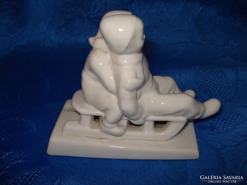 Orosz porcelán figura:szánkózó gyerekek