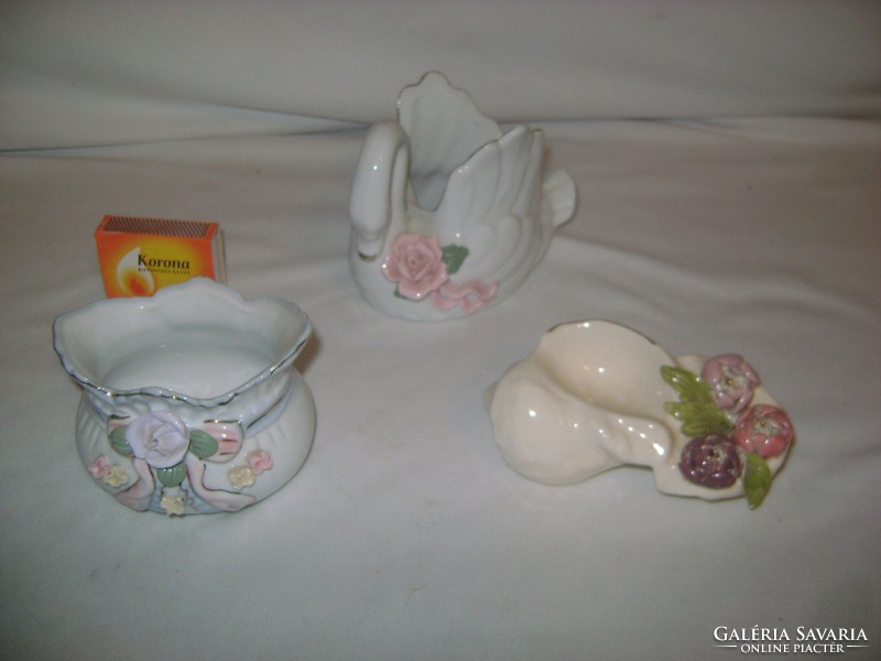 Három darab porcelán és kerámia vitrindísz - hattyú, kagyló, kis váza