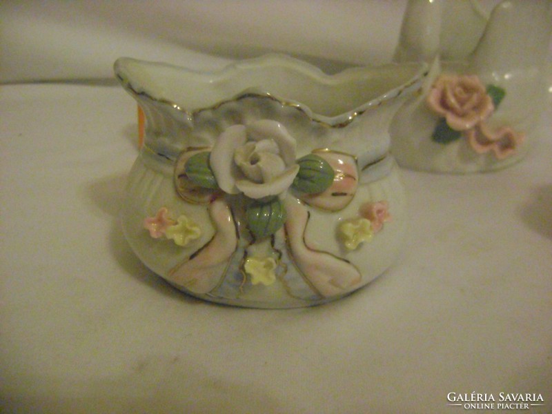 Három darab porcelán és kerámia vitrindísz - hattyú, kagyló, kis váza