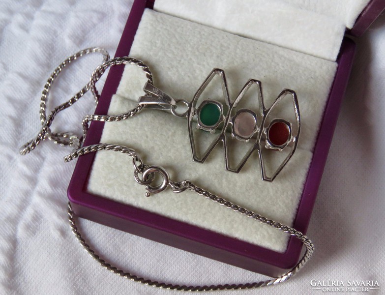 Modernista ezüst medál színes ékkövekkel, ezüst lánccal