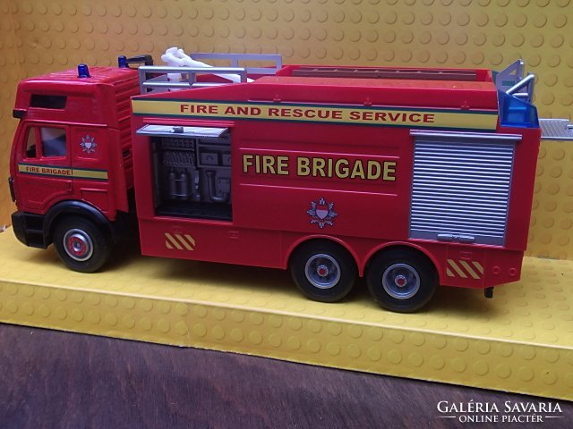 Tűzoltóautó fém modell 1:40