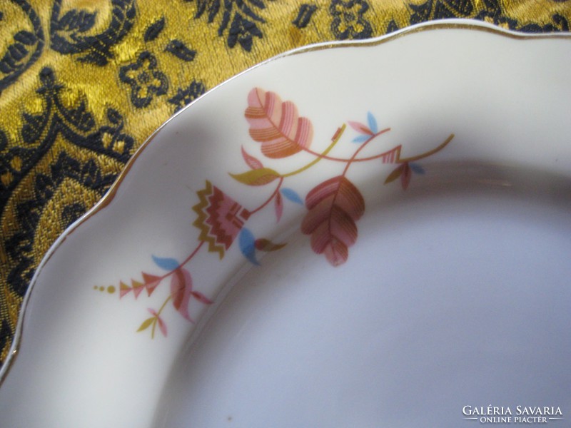 Zsolnay tányér a 60 évek  25 cm  pajzspecsétes , Fürtös Gy , terve alapján