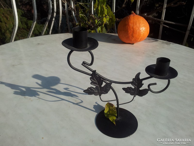 Two-arm leaf candle holder