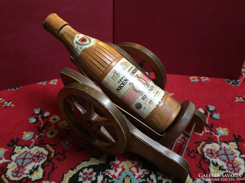 Cannon-shaped wooden glass holder