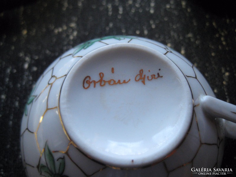 The mocha set of Orbán gizi, with its characteristic decorr, is complete