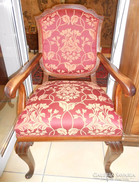 Barokk oroszlánkörmös kerekasztal,négy székkel eladó.