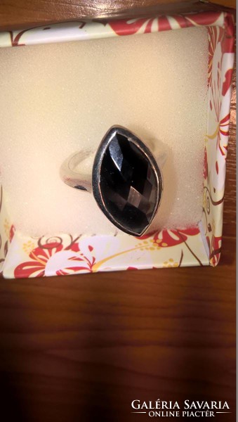 Beautiful, huge rhodium-plated silver ring with a black, plum-shaped cut stone
