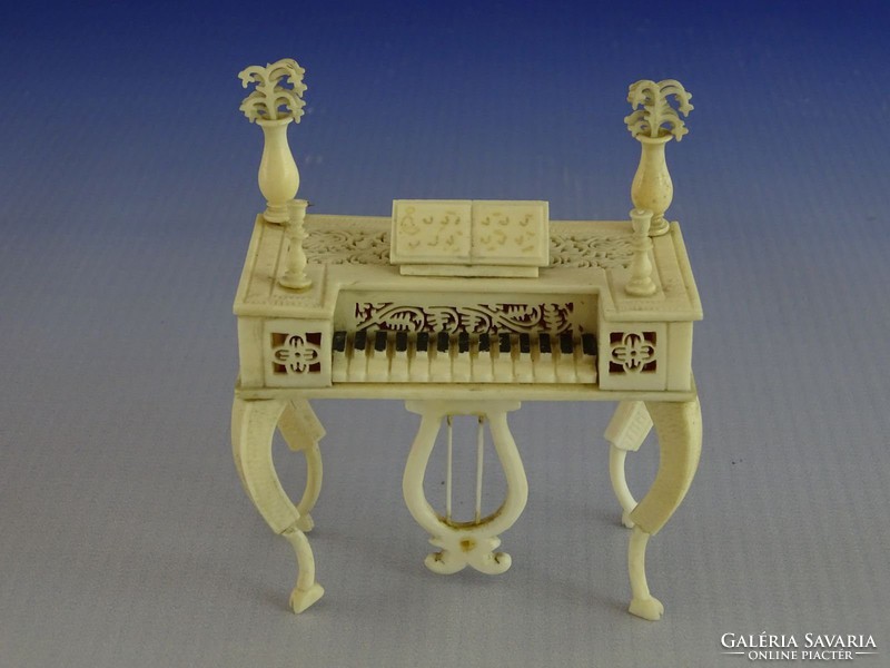 0B005 Antik csontból készült miniatűr zongora