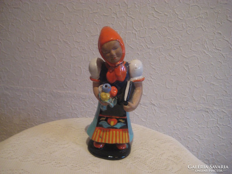 Széchy ceramics, little girl with a bouquet