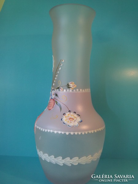 Bohemia plasztikus virágokkal diszített festett opál üveg váza rózsaszín szalagos 37 cm