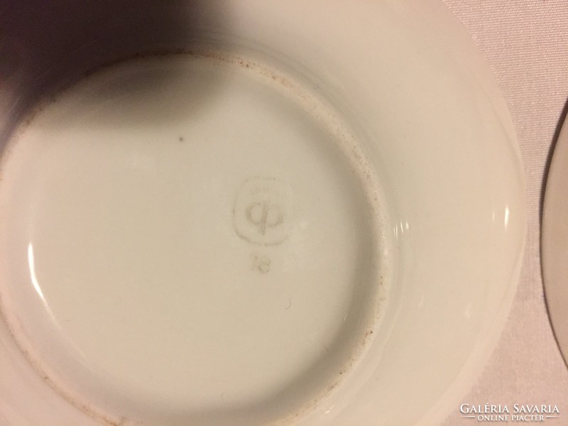 3 db jelzett modern mintájú porcelán tányér, csészealj (95)