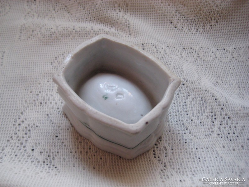 Porcelain salt containers with f.F.