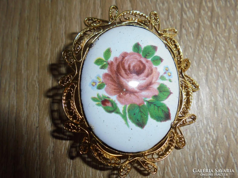 Filigrán bross festett  rózsás porcelán középpel