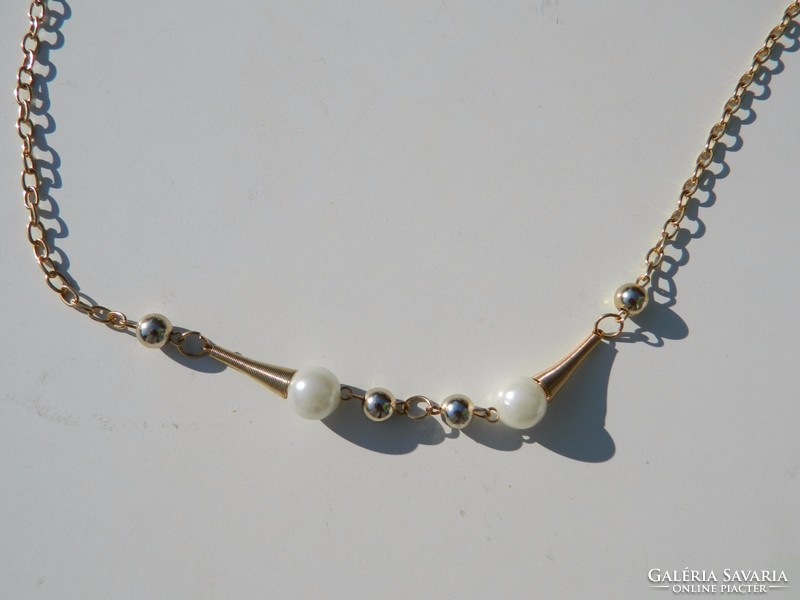 Érdekes aranyszínű nyakék fehér gyönggyel - nyaklánc