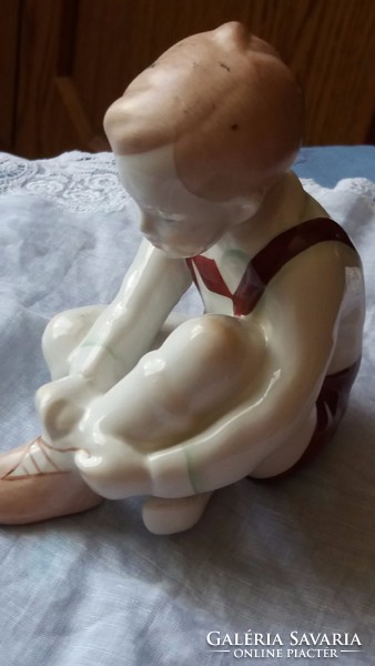 Aquincum porcelán ülő fiúcska