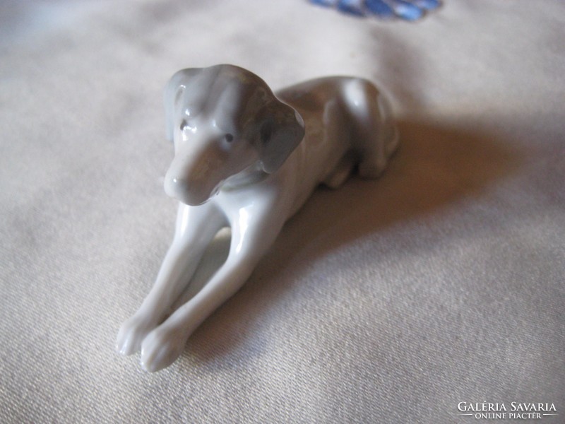 Miniature dog figurine 8 x 3.5 cm, left hind legs broken marked