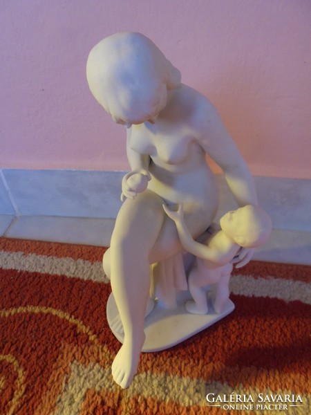 Anya gyermekével biszkvit szobor
