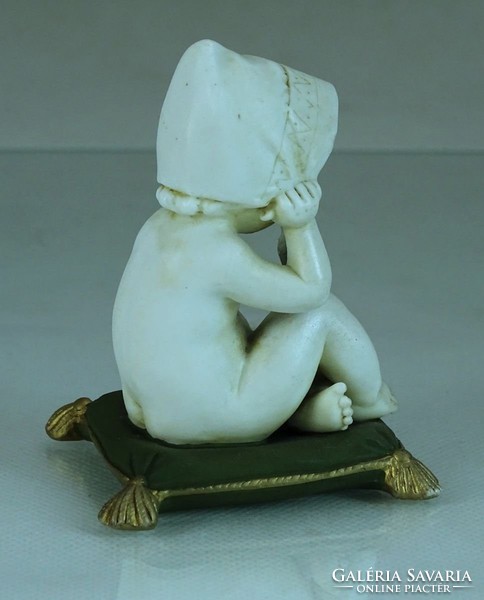0K219 Párnán ülő biszkvit porcelán kislány figura
