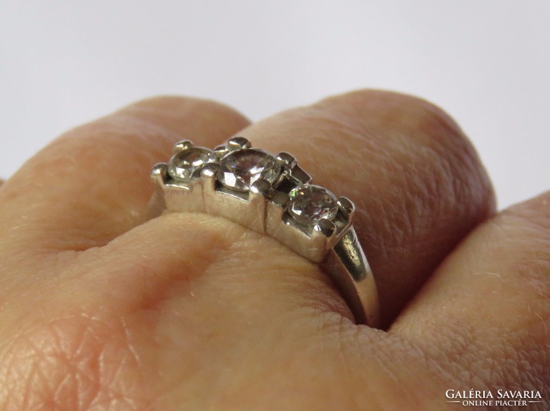 Gyönyörű ezüst gyűrű brill csiszolású kövekkel