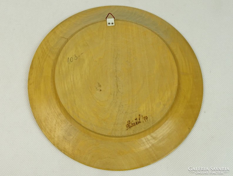 0L707 Égetett díszítéses jelzett fa tányér 21 cm