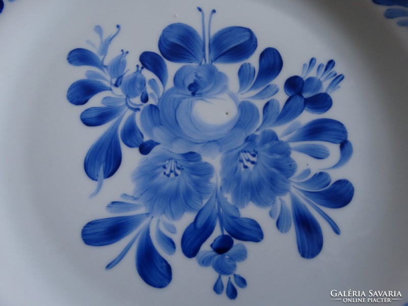 Hand-painted porcelain wall plate, 24 cm in diameter