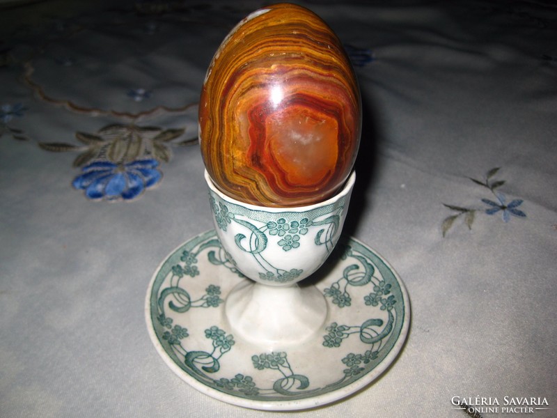 Turned egg, made of mineral