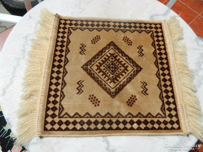 Kis perzsa mintás szőnyeg